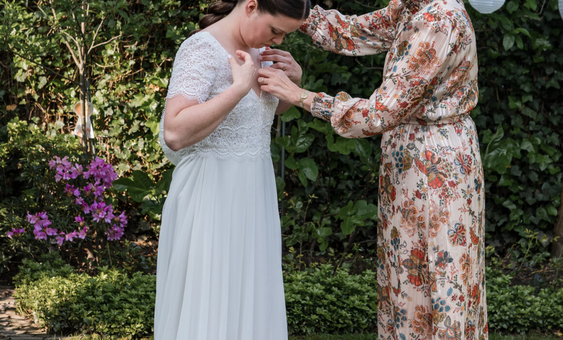 Een bruiloft middenin het bos in Lage Vuursche! -Emma Susan Fotografie