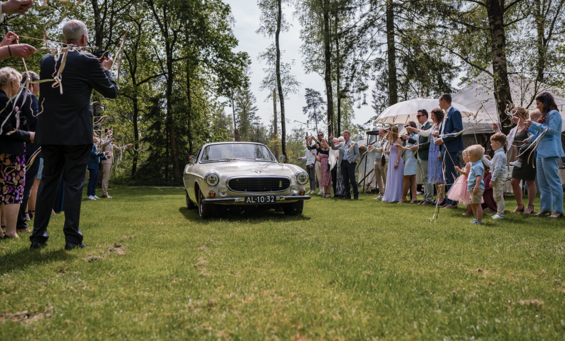 Een bruiloft middenin het bos in Lage Vuursche! -Emma Susan Fotografie