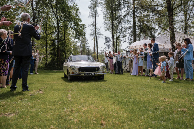 Een bruiloft middenin het bos in Lage Vuursche! -Emma Susan Fotografie