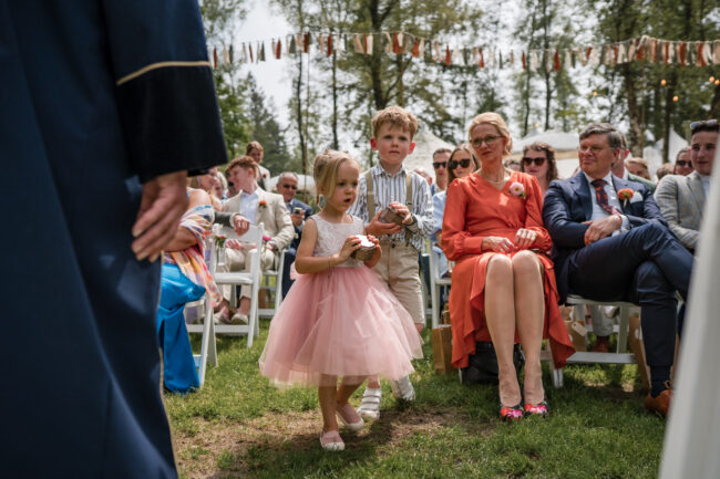 Een bruiloft midden in het bos in Lage Vuursche! -Emma Susan Fotografie