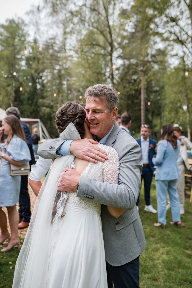Een bruiloft midden in het bos in Lage Vuursche! -Emma Susan Fotografie