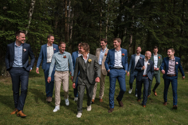 Een bruiloft midden in het bos in Lage Vuursche! -Emma Susan Fotografie