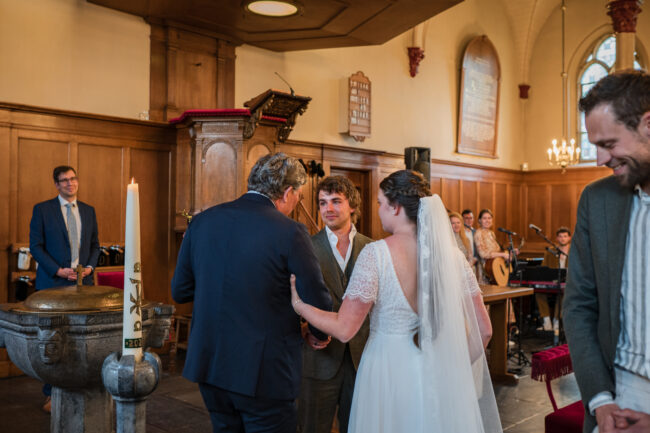 Een bruiloft midden in het bos in Lage Vuursche! -Emma Susan Fotografie