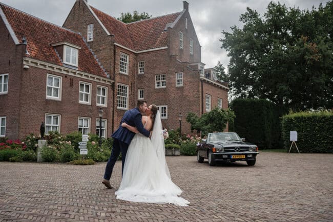 Een kleurrijke bruiloft op het kasteel de Landgoederen Bunnik-Emma Susan Fotografie