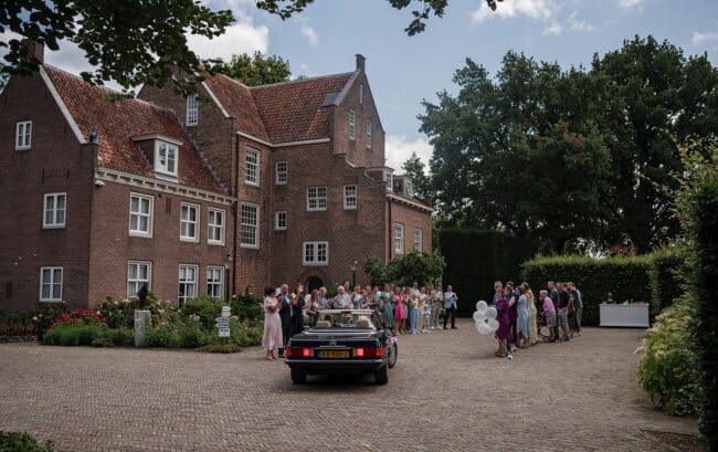 Een kleurrijke bruiloft op het kasteel de Landgoederen Bunnik-Emma Susan Fotografie