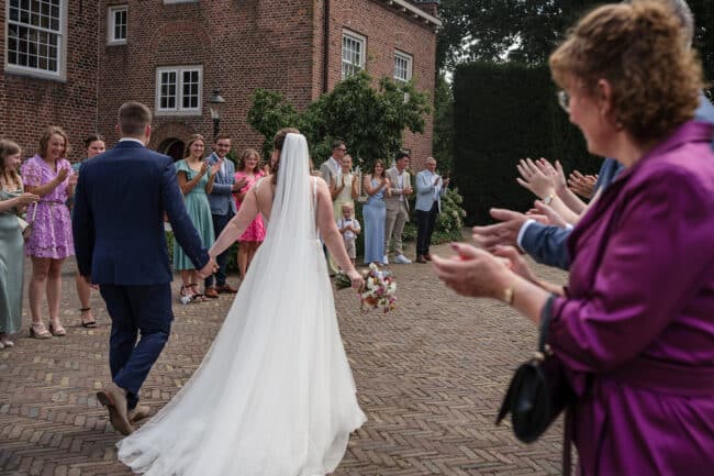 Een kleurrijke bruiloft op het kasteel de Landgoederen Bunnik-Emma Susan Fotografie