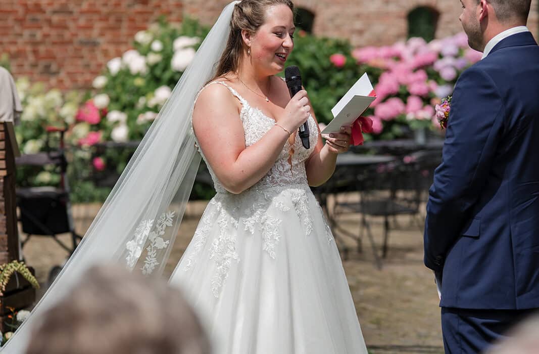 Een kleurrijke bruiloft op het kasteel de Landgoederen Bunnik-Emma Susan Fotografie