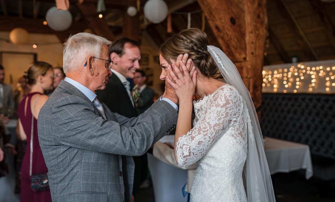Een liefdevolle bruiloft bij Herberg de Lingehoeve Oosterwijk -Emma Susan Fotografie