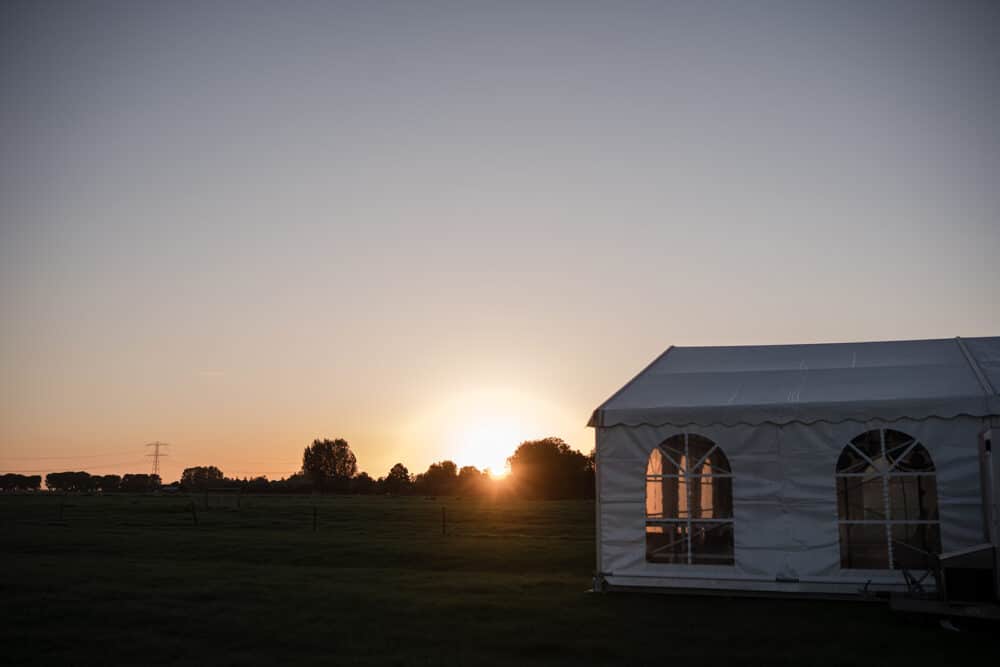 Een zonnige bruiloft op eigen boeren erf in Oud-Alblas!