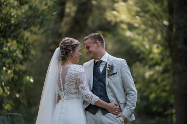 Een zonnige bruiloft op eigen boeren erf in Oud-Alblas!