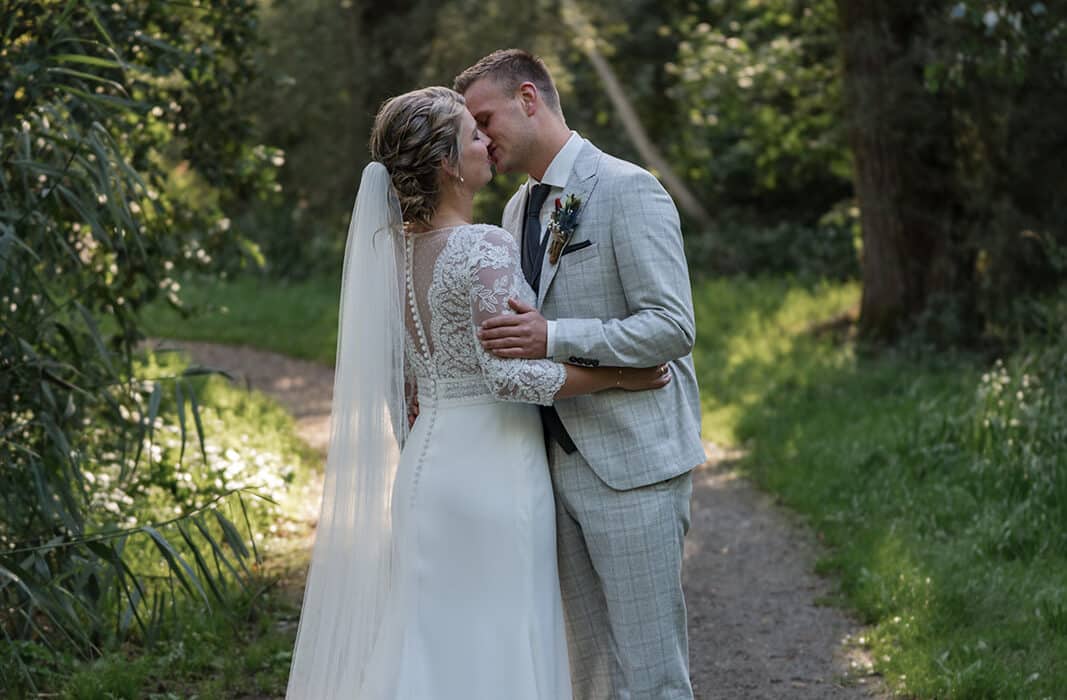 Een zonnige bruiloft op eigen boeren erf in Oud-Alblas! -Emma Susan Fotografie