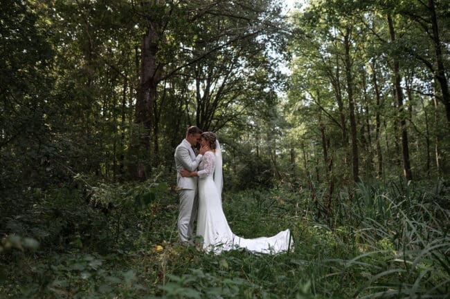 Een zonnige bruiloft op eigen boeren erf in Oud-Alblas!