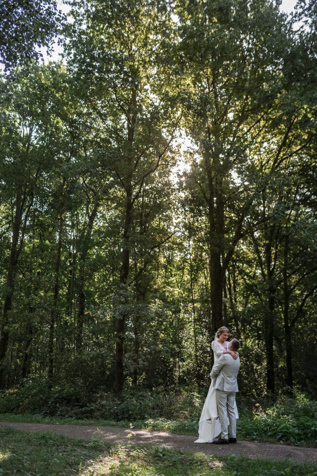 Een zonnige bruiloft op eigen boeren erf in Oud-Alblas!