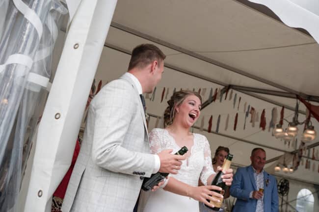 Een zonnige bruiloft op eigen boeren erf in Oud-Alblas! -Emma Susan Fotografie